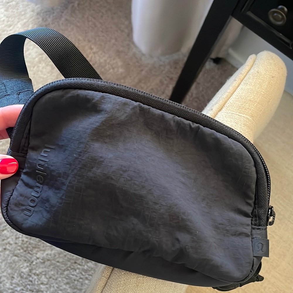 Lululemon belt bag in black